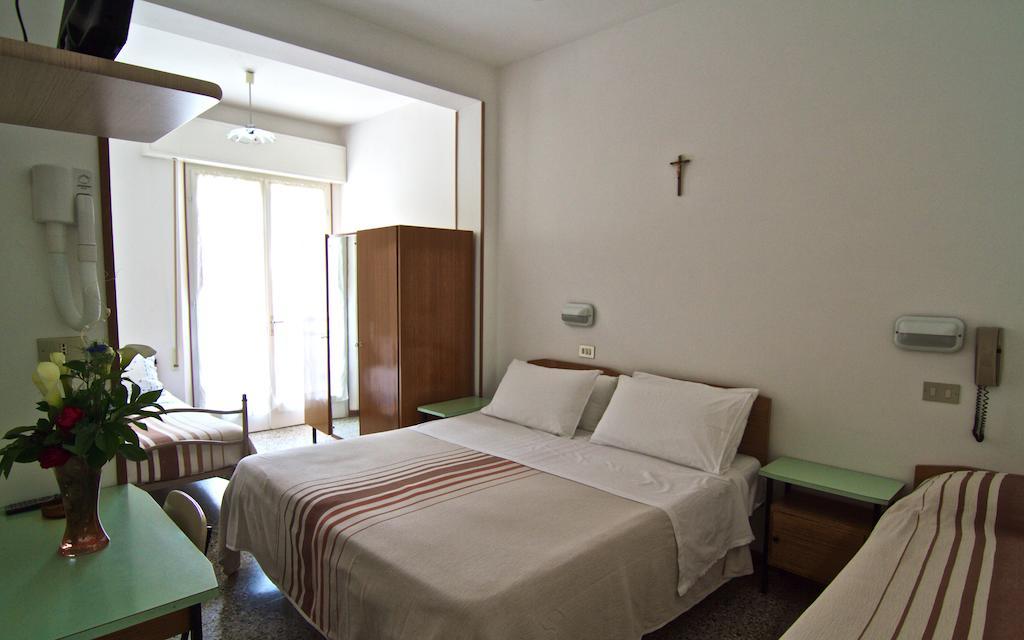 Hotel Villa Tua Riccione Ruang foto